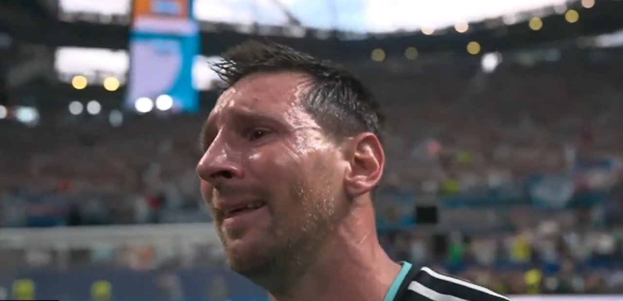 El llanto de Lionel Messi y el reconocimiento del equipo al capitán thumbnail