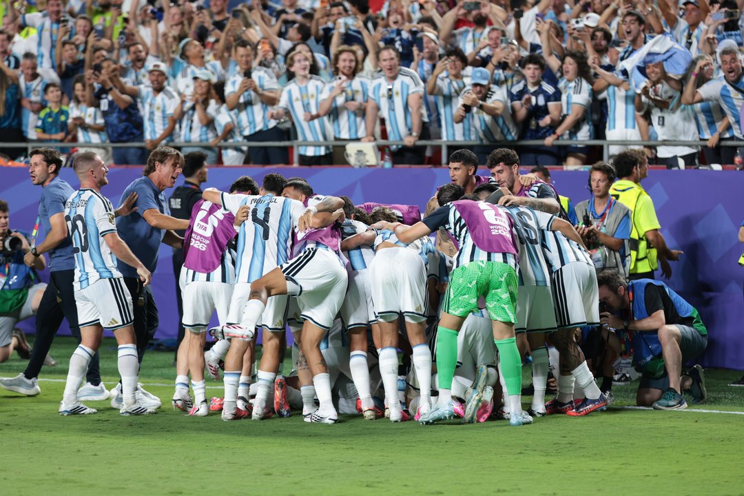 "Por los pibes de Malvinas: el íntimo festejo de la Selección y el guiño antes de enfrentar a Inglaterra thumbnail