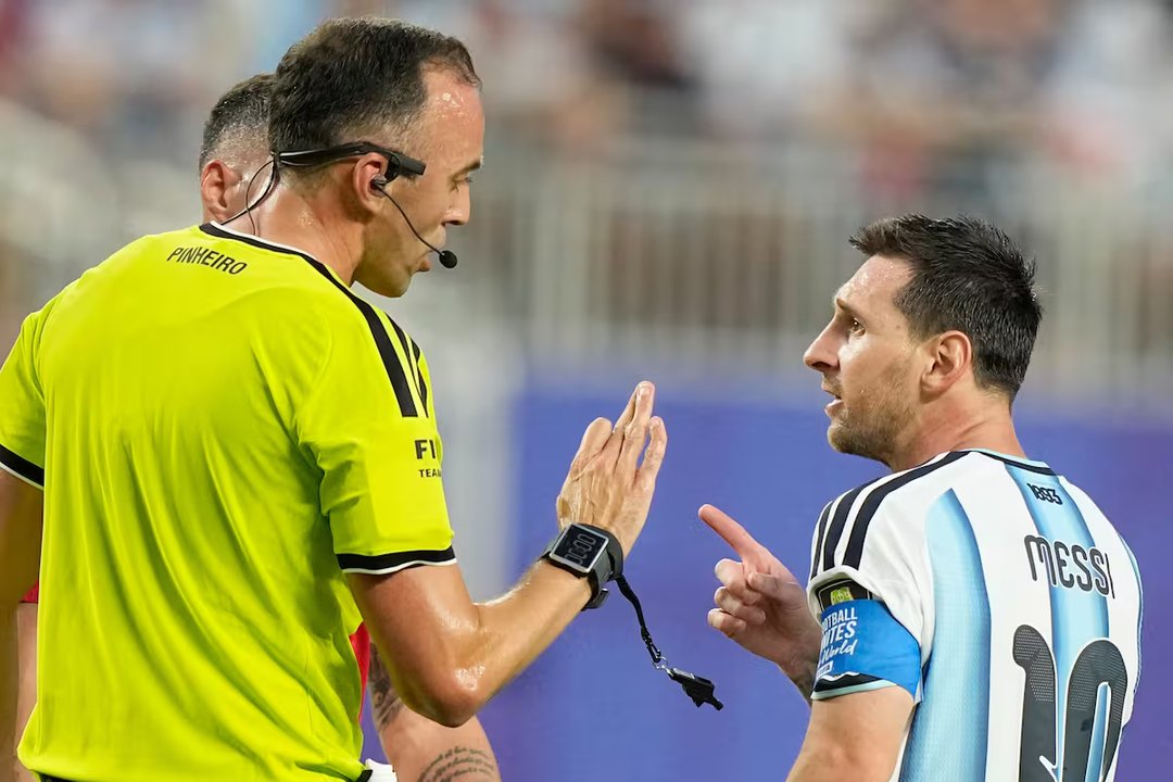 "A mí, háblame bien": El firme reclamo de Lionel Messi al árbitro en los cuartos de final ante Suiza thumbnail