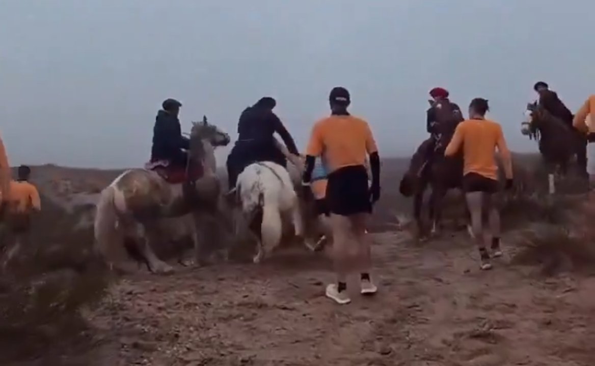 Escándalo en una carrera: jinetes atacaron a corredores con piedras y fustas thumbnail