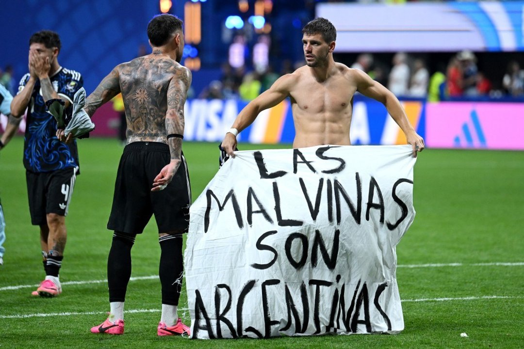 Un gesto especial: la bandera de la Selección con Malvinas tras eliminar a Inglaterra thumbnail