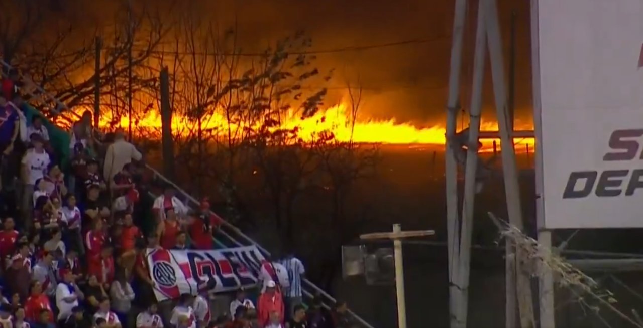 El impactante episodio que paralizó por un momento a River-Aldosivi: llamas y humo junto al estadio thumbnail