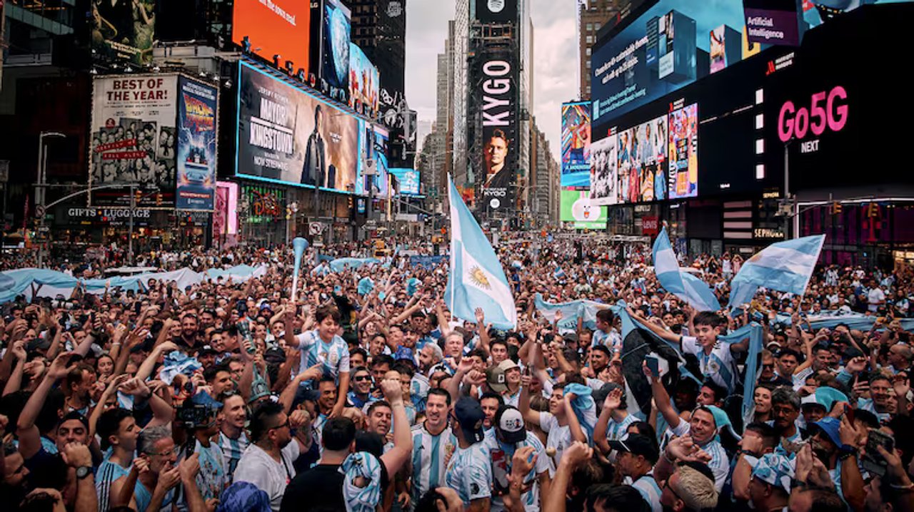 Nueva York, celeste y blanca: el impresionante banderazo argentino antes de la final thumbnail
