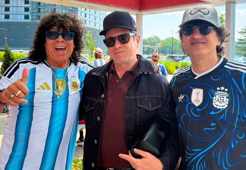 La Mona Jiménez, en la final del Mundial: de la foto con Calamaro y Ciro al cruce con Tévez thumbnail