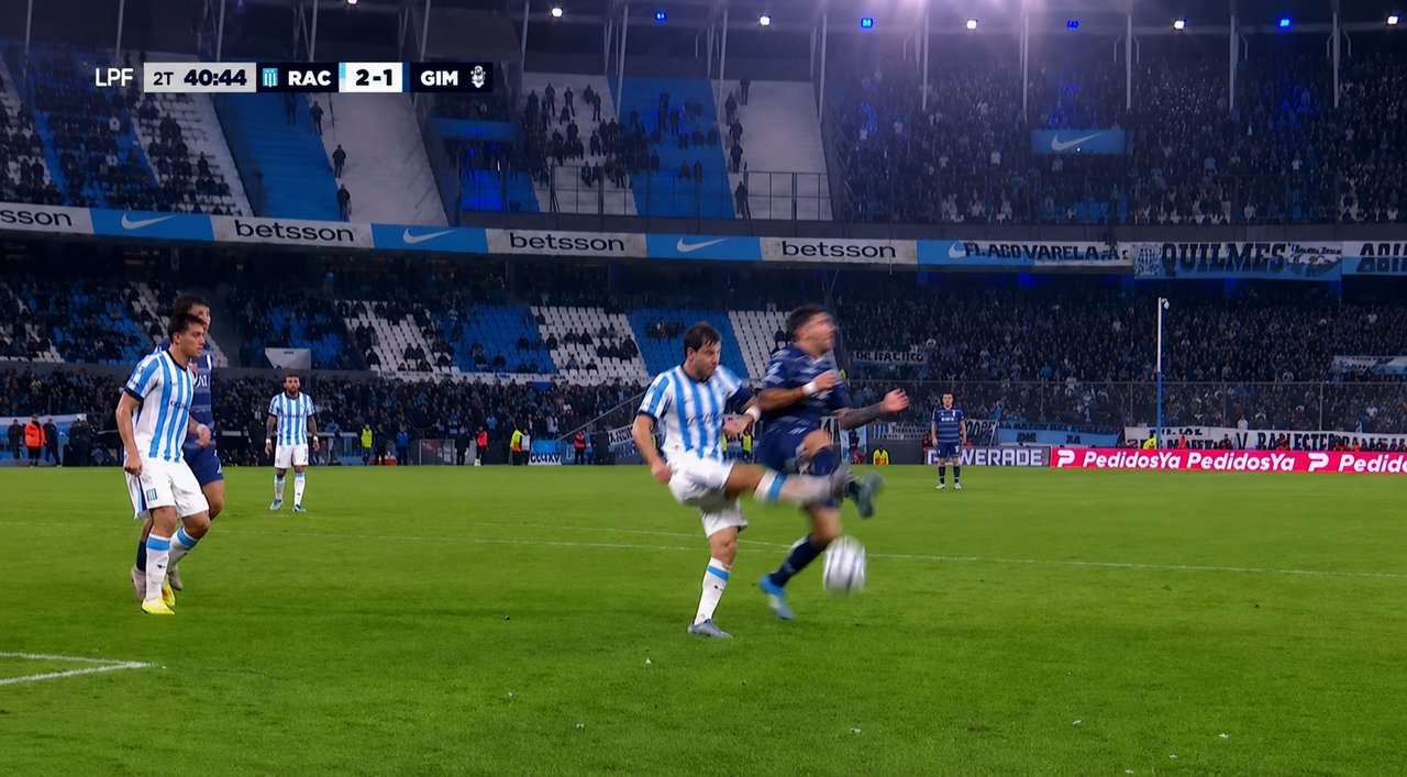 Final caliente en el Cilindro: Racing debutó con triunfo, pero el Lobo estalló por el arbitraje thumbnail