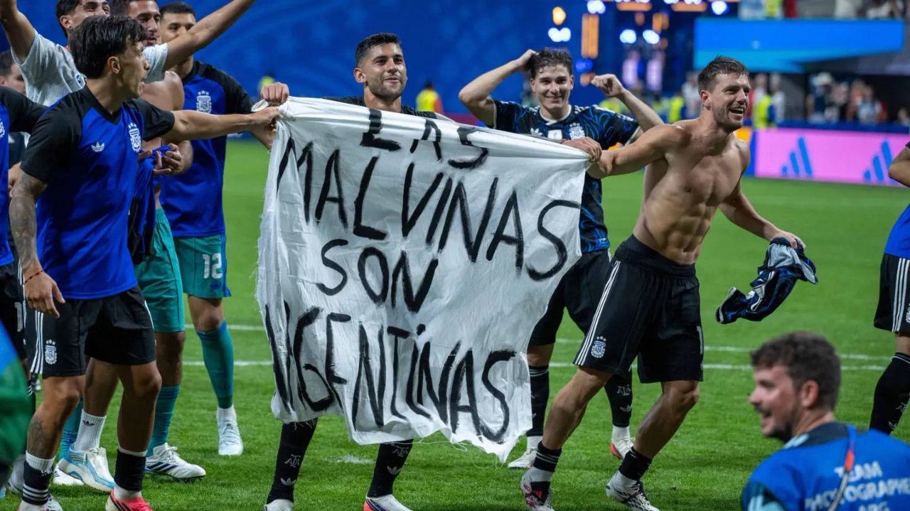 La FIFA abrió un expediente contra la AFA por la bandera de Malvinas y los incidentes tras la final del Mundial thumbnail