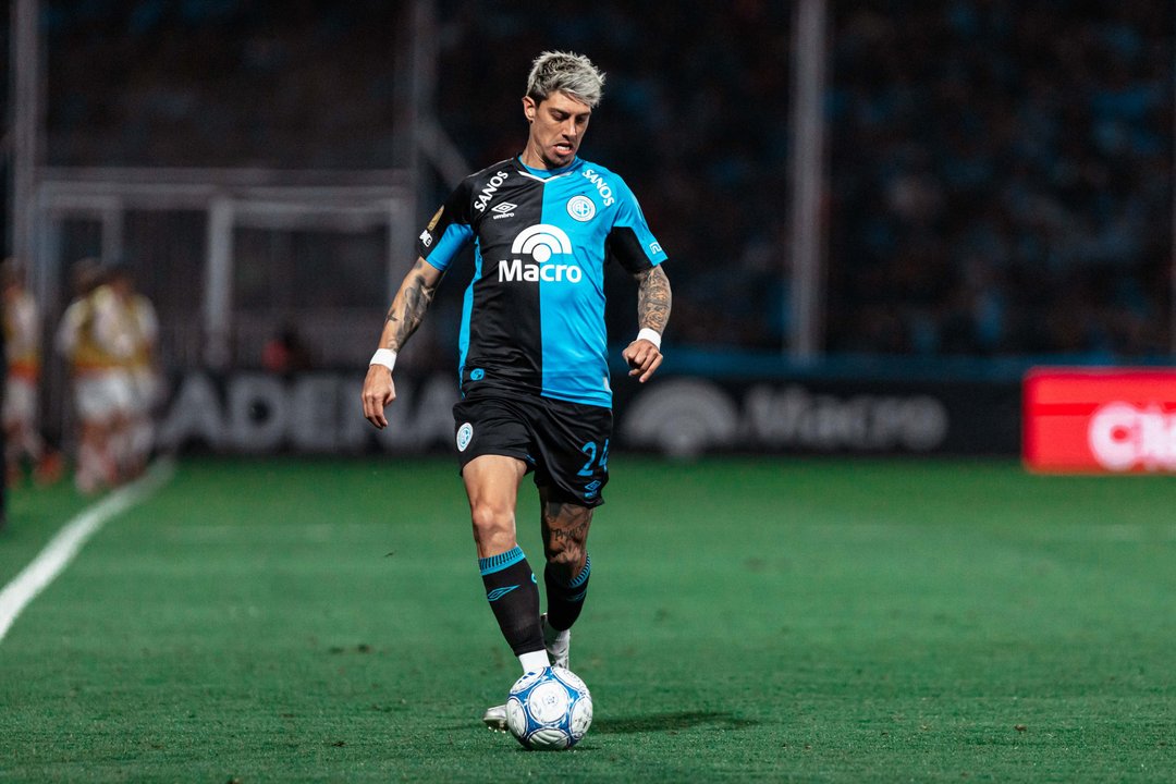 En juego: Belgrano pierde con Argentinos y juega con diez por la expulsión del "Mudo" Vázquez thumbnail
