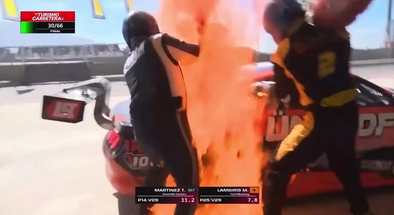 Infierno en los boxes de San Juan: el fuego sorprendió a Lambiris y desató el pánico en el Turismo Carretera thumbnail
