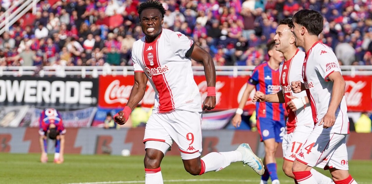 Caicedo rompió la maldición de 25 años en un clásico que terminó en escándalo thumbnail