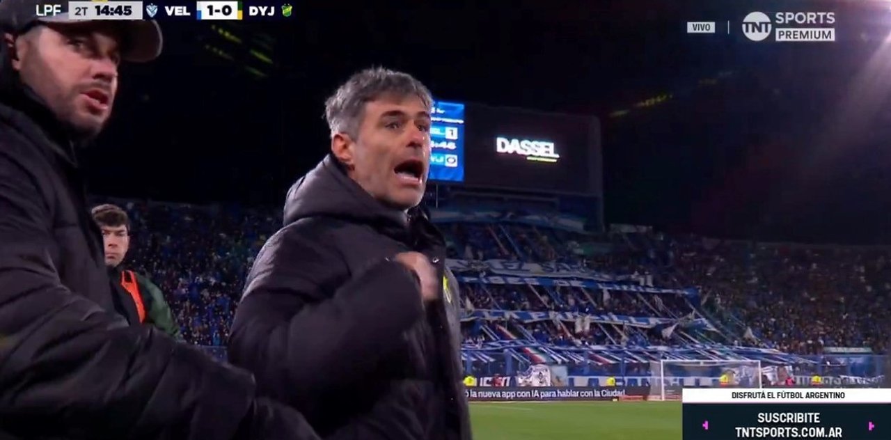 Bochorno en el Amalfitani: choque físico entre Barros Schelotto y Vaccari tras el empate Vélez-Defensa thumbnail