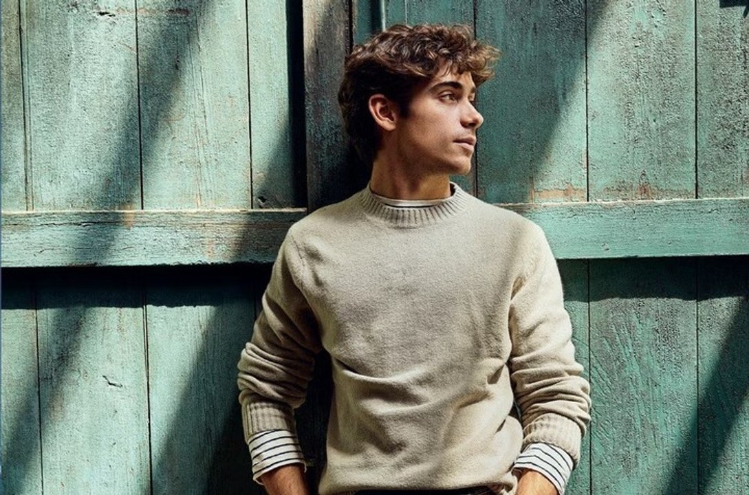 Franco Colapinto posa para Elle y revela su lado más humano: "A veces cuesta recordar que también hay que parar" thumbnail