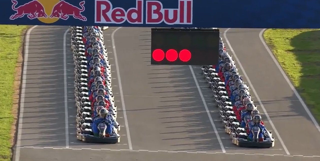 VIDEO | El desafío imposible de Verstappen: largó último entre 100 kartings y terminó primero thumbnail