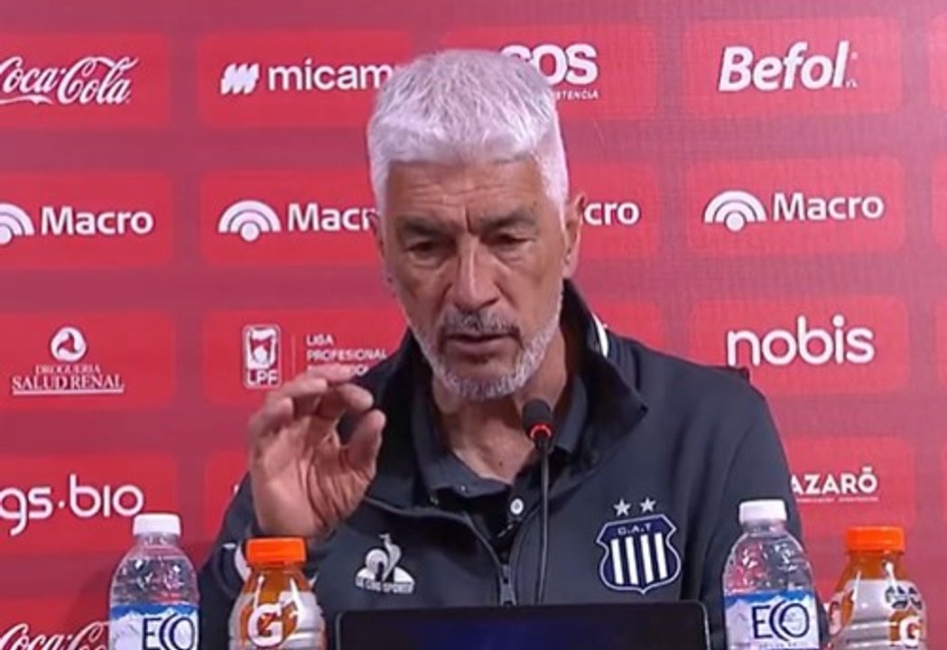 Omar De Felippe mostró su bronca y su frustración tras la derrota de Talleres thumbnail
