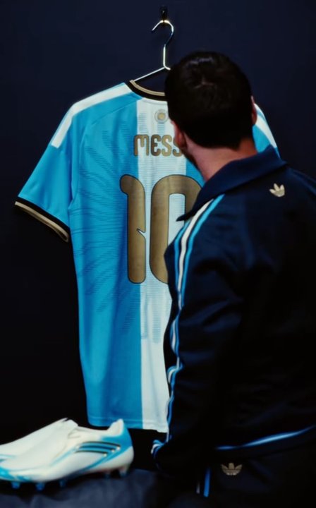 Messi presentó la camiseta que usará en su último partido con la selección argentina thumbnail