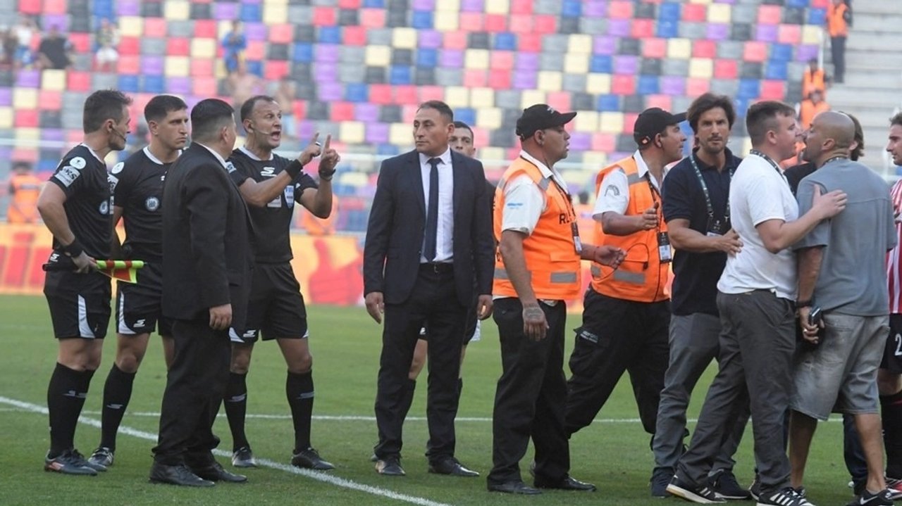 El informe arbitral que compromete a Verón tras el final de la Supercopa Internacional thumbnail