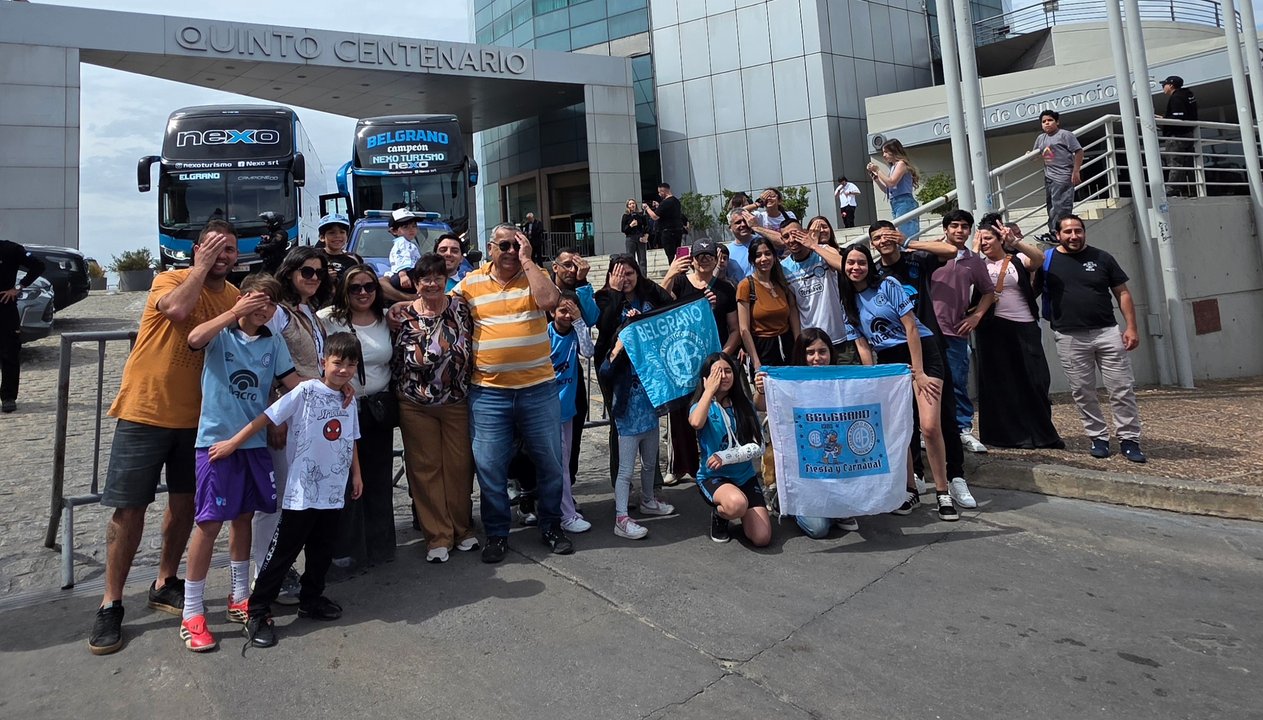 El clásico se vive en Alberdi: los hinchas de Belgrano alientan al Pirata thumbnail