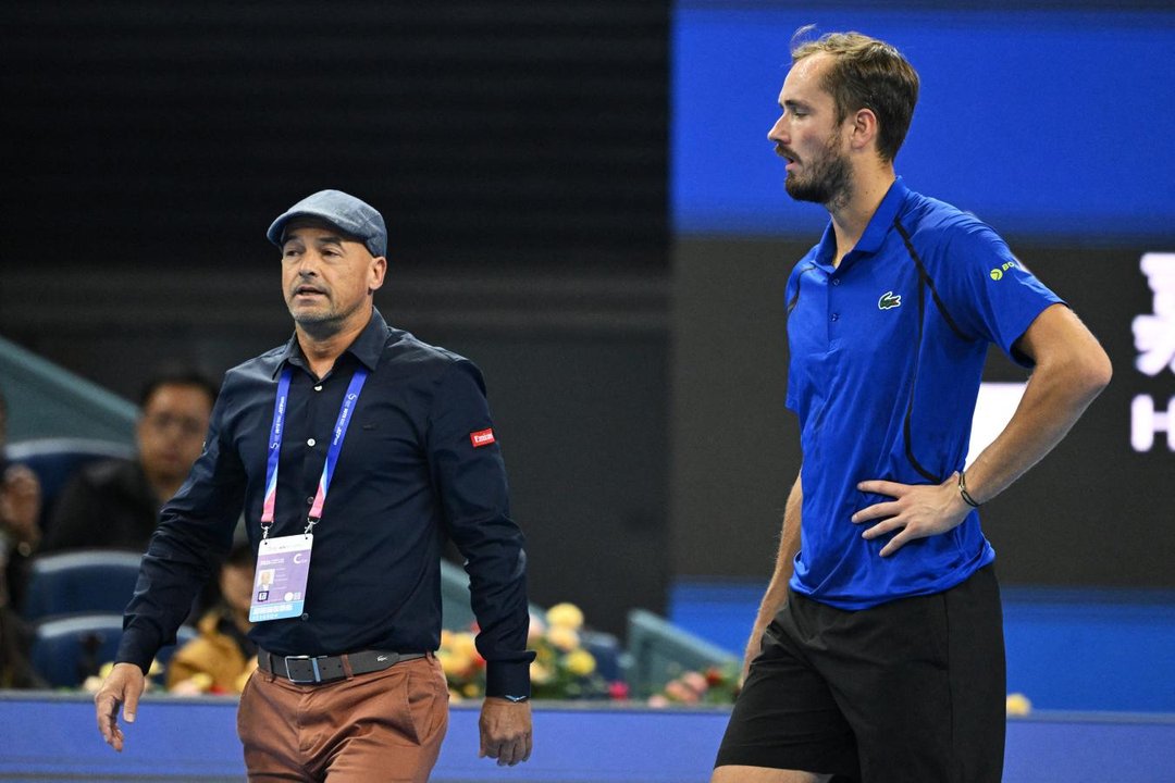 Insólito en Pekín: Djokovic llegó a la final tras la descalificación de Medvedev thumbnail