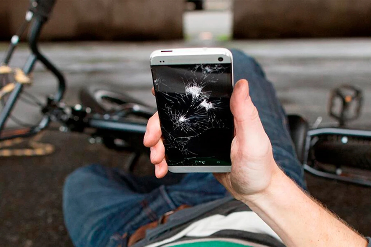 Detrás de las caídas: Así es como ahora crean teléfonos resistentes a  golpes y usuarios descuidados