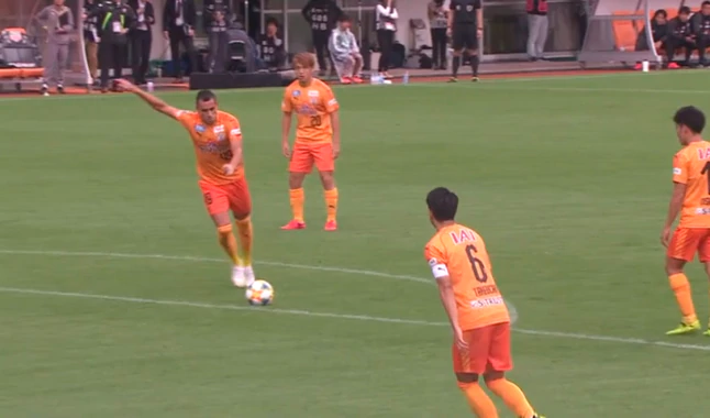 Viral: con una peculiar jugada, Douglas Matos marcó un golazo de tiro libre