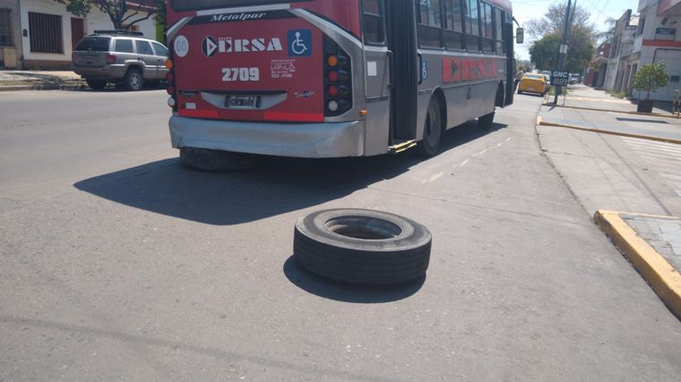 Un colectivo perdió dos gomas y causó daños a un automóvil
