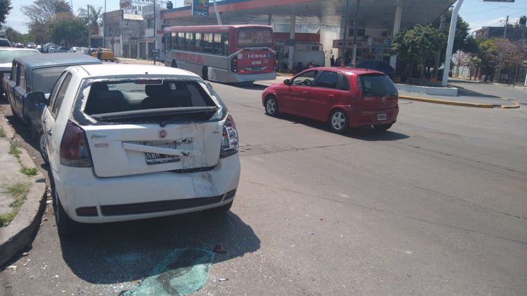Un colectivo perdió dos gomas y causó daños a un automóvil