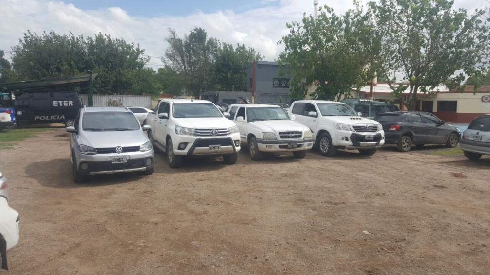 Robaban camionetas y autos de alta gama