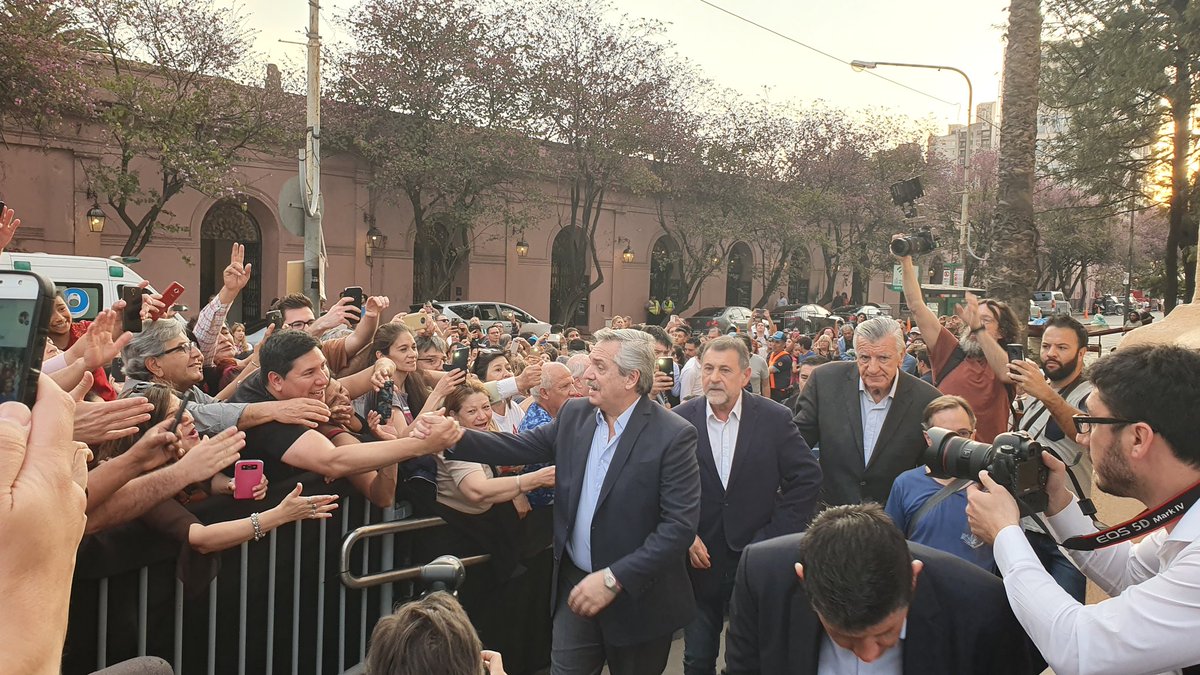 Alberto Fernández fue recibido con aplausos en la Catedral de Córdoba