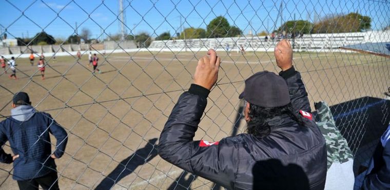 Carnerillo: un padre agredió a un árbitro y lo frenaron los niños