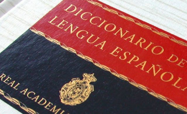 La RAE acepta el uso de redundancias como “subir arriba” y “bajar abajo”