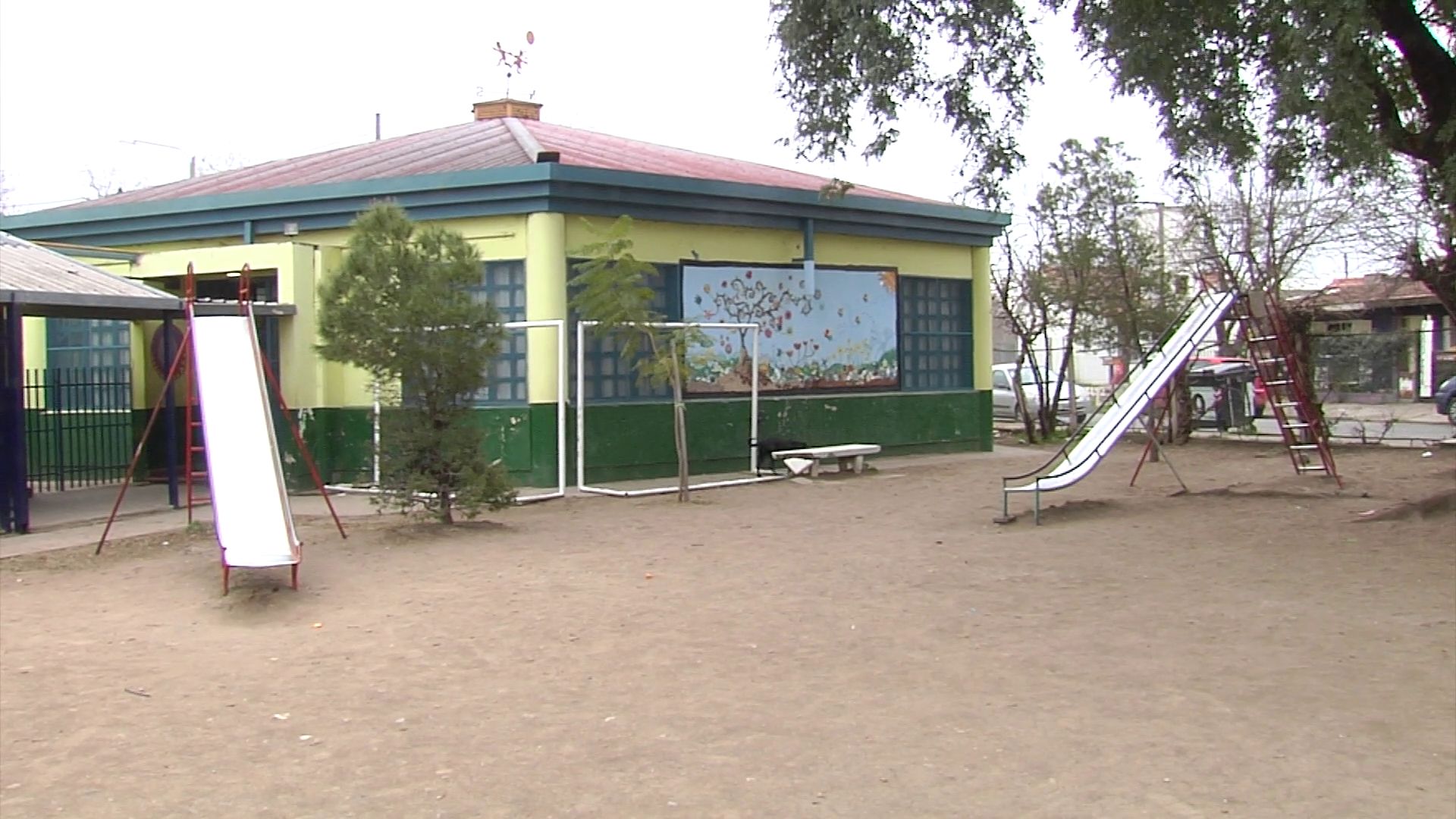 Decidieron no enviar a sus hijos a la escuela por los problemas edilicios