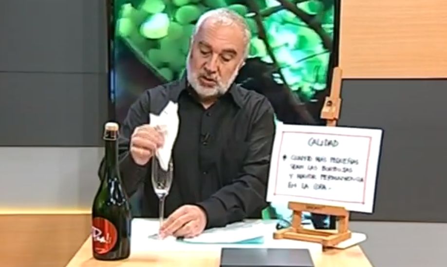 Viral: sommelier intentó abrir un espumante en vivo pero terminó todo empapado