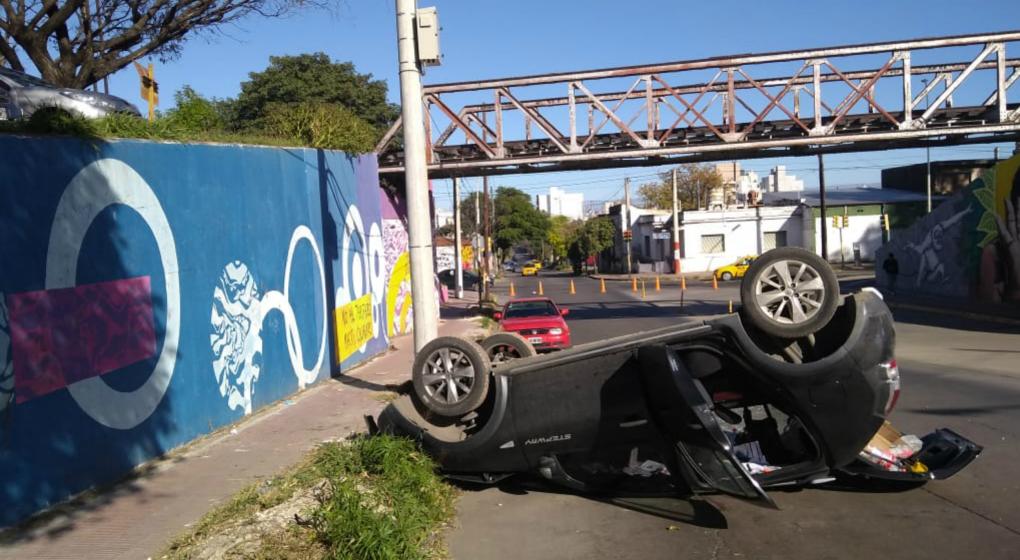 Un auto cayó desde un estacionamiento en barrio Cofico