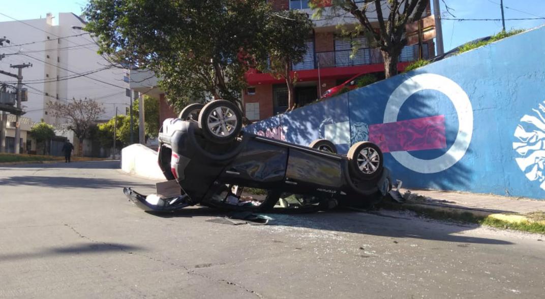 Un auto cayó desde un estacionamiento en barrio Cofico