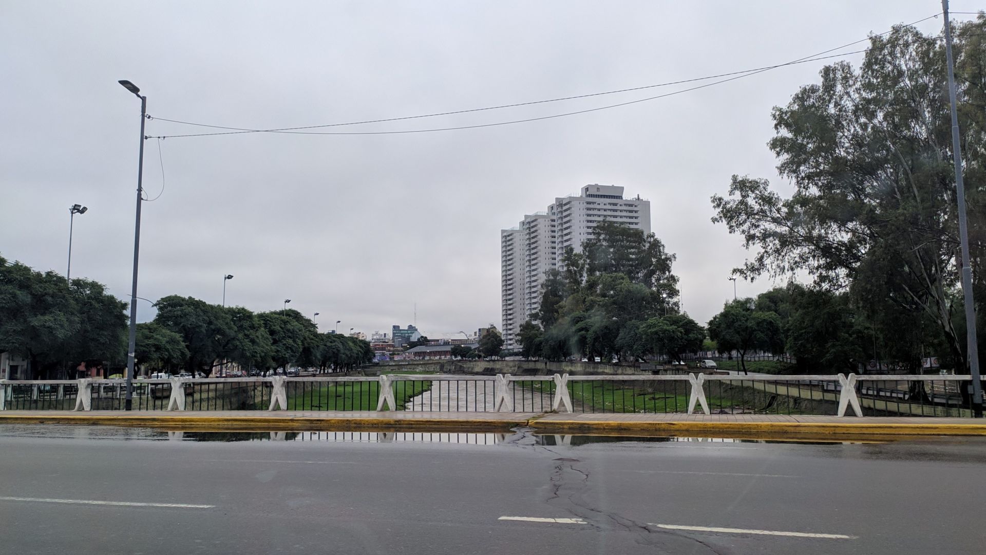 Córdoba sigue entre el viento y las nubes: el pronóstico del martes