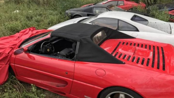 Hallan una decena de Ferrari abandonada en un campo