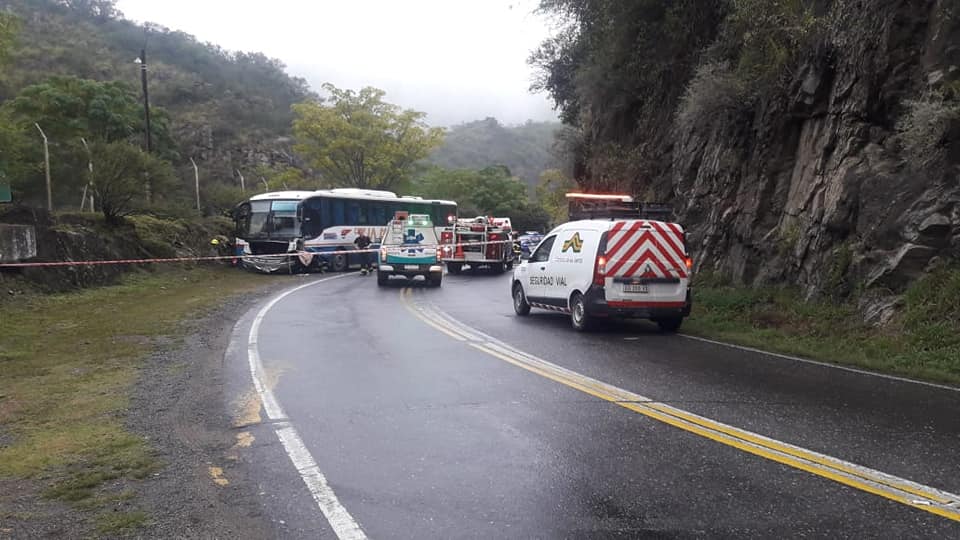 La Calera: murió un hombre al chocar contra un colectivo