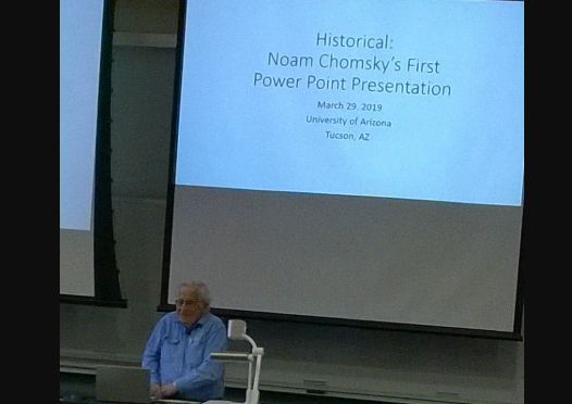Qué hay detrás del primer power point usado en una clase por Noam Chomsky