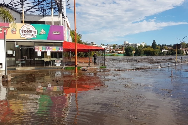 Tras la crecida del río San Antonio, se inundó parte del centro de Carlos Paz