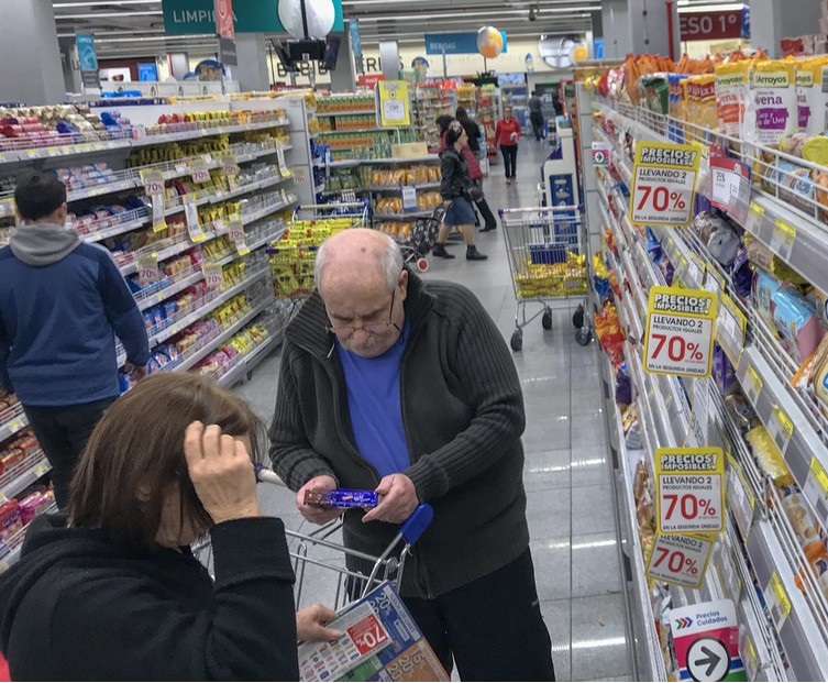Jubilados ya no reciben el 15% de devolución del IVA en las compras con débito