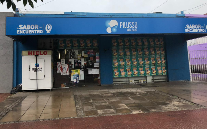 Con máscaras y réplicas de armas, asaltan un comercio en Córdoba