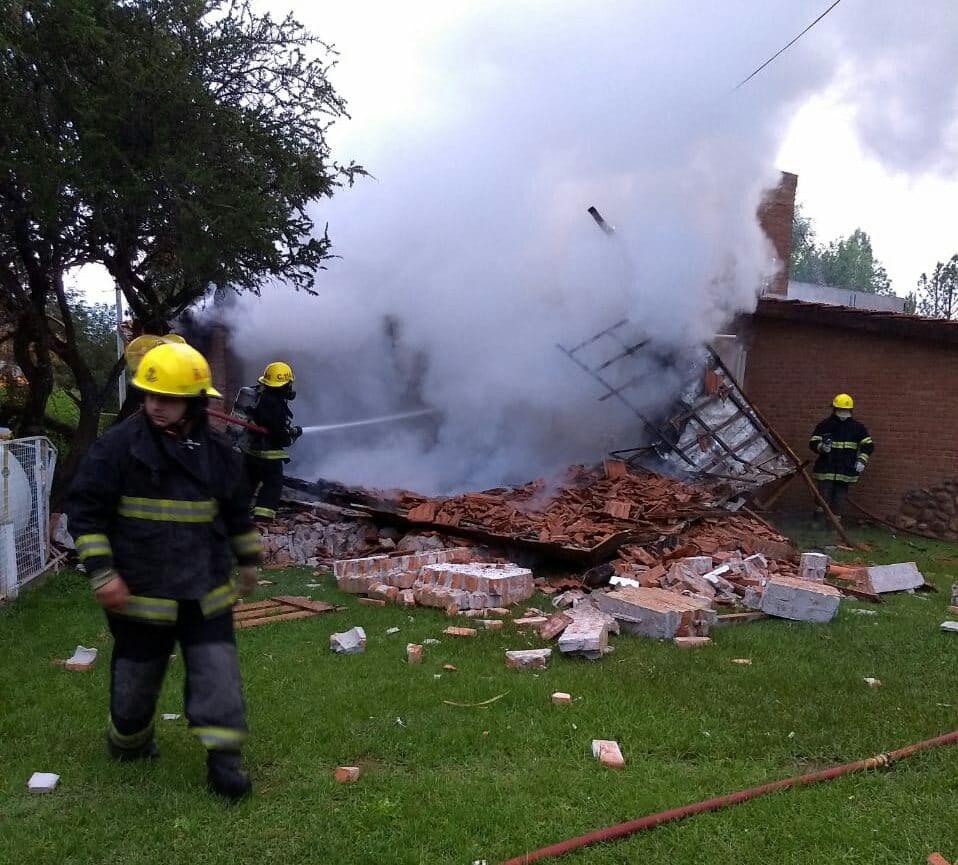 Por una explosión se derrumbó una cabaña en Nono