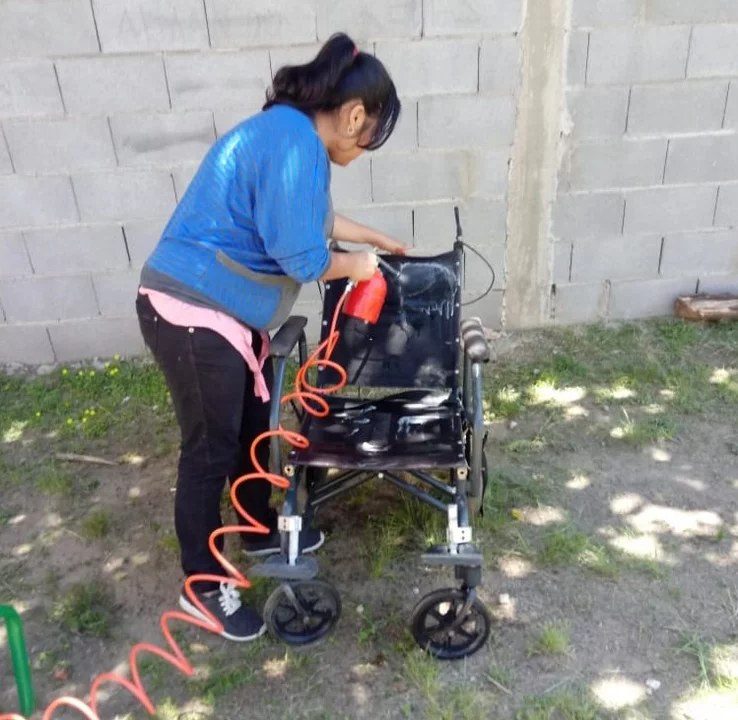 Estudiantes remodelaron una silla de ruedas para una vecina