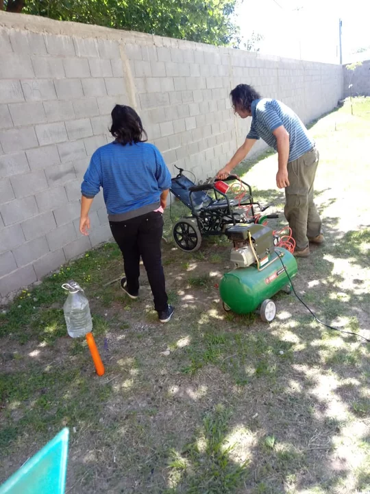 Estudiantes remodelaron una silla de ruedas para una vecina