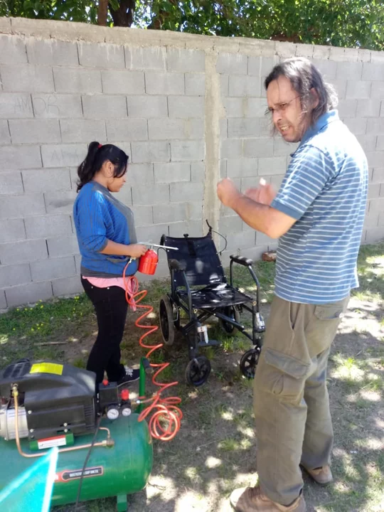 Estudiantes remodelaron una silla de ruedas para una vecina