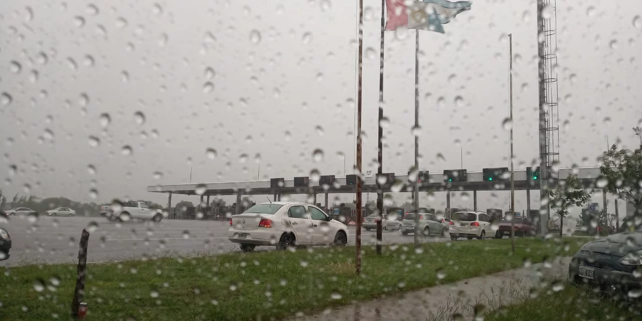 Dos alertas por vientos intensos y tormentas fuertes vigentes en Córdoba