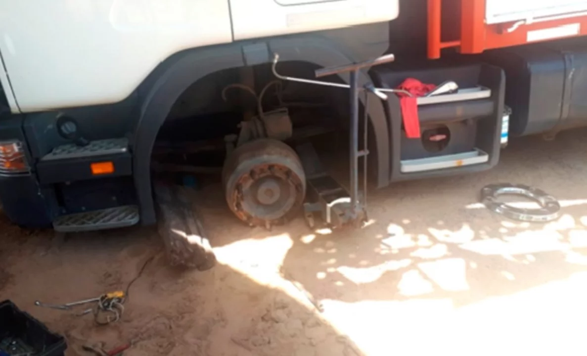 Cambiaba una goma y se le cayó el camión encima