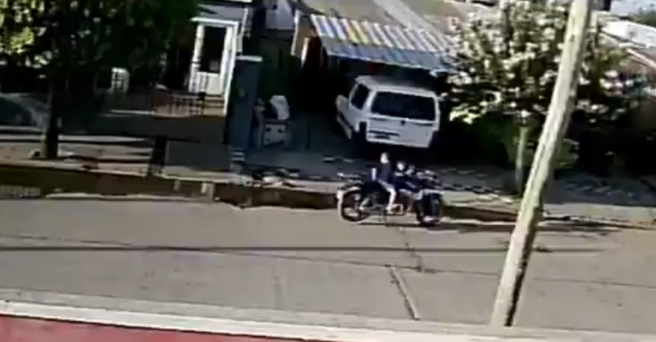 Video: intentó asaltar una peluquería y dejó a su hijo esperándolo