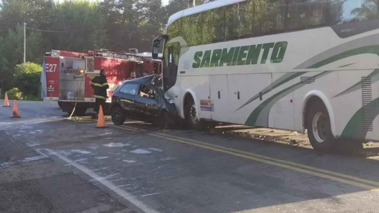 Ruta fatal: un muerto en un choque frontal entre un colectivo y un auto