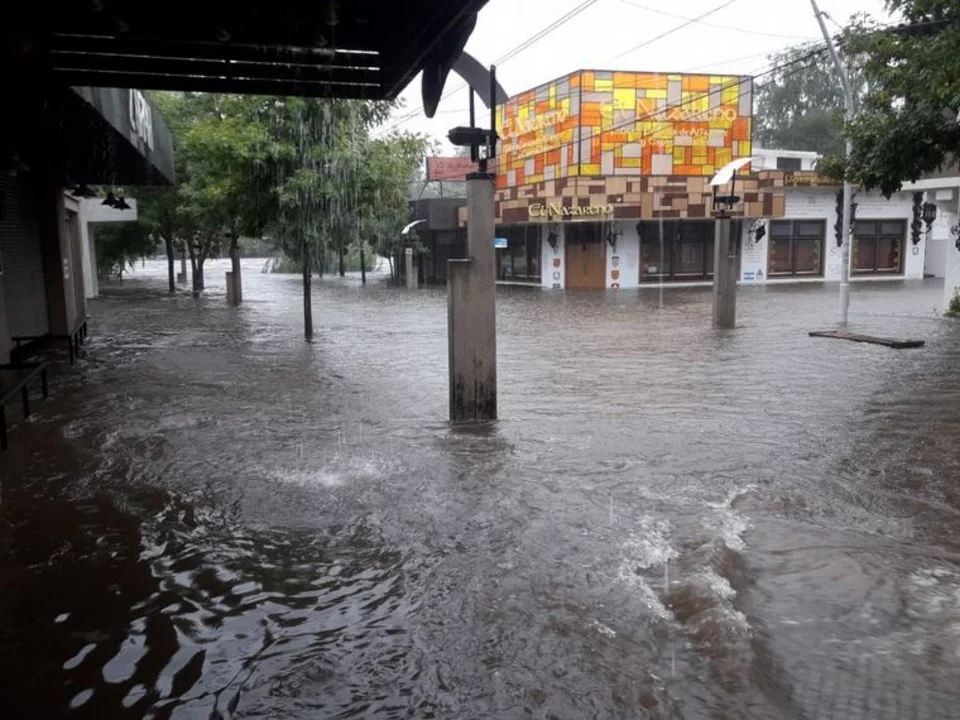 Desborde en el río Mina Clavero: hay evacuados tras la inundación