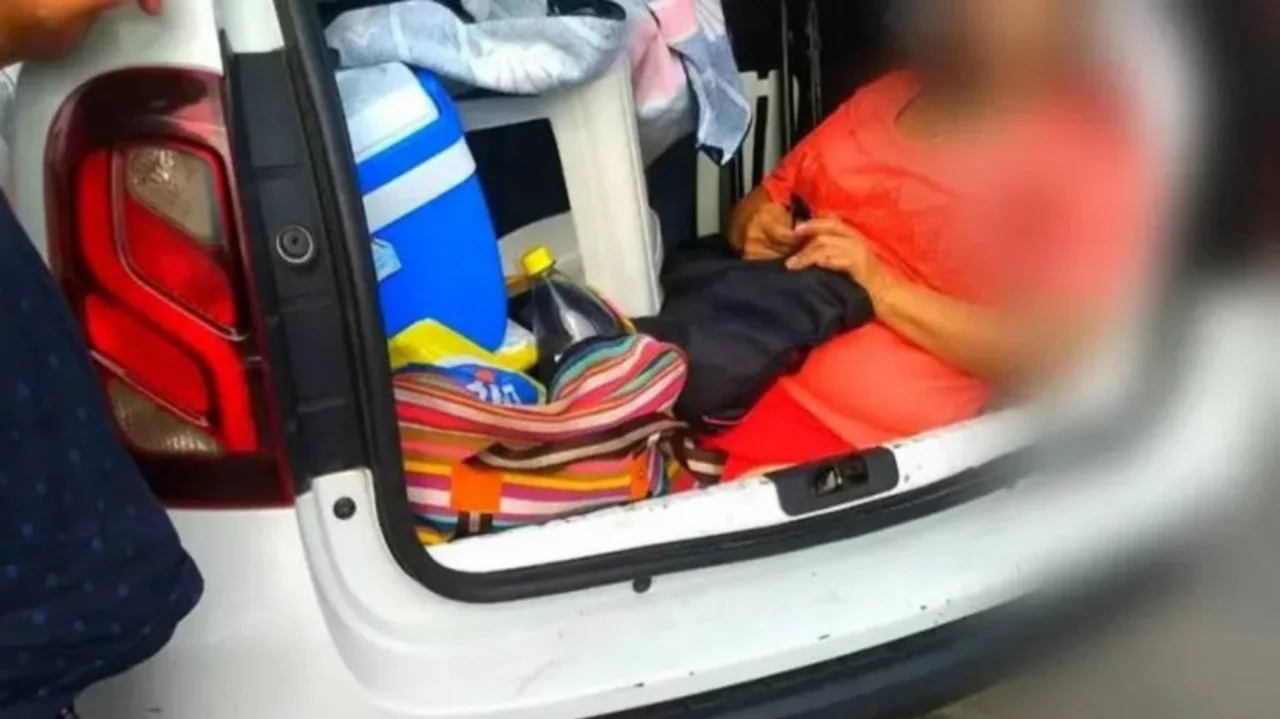 Multan a un argentino por llevar a la suegra en el baúl del auto